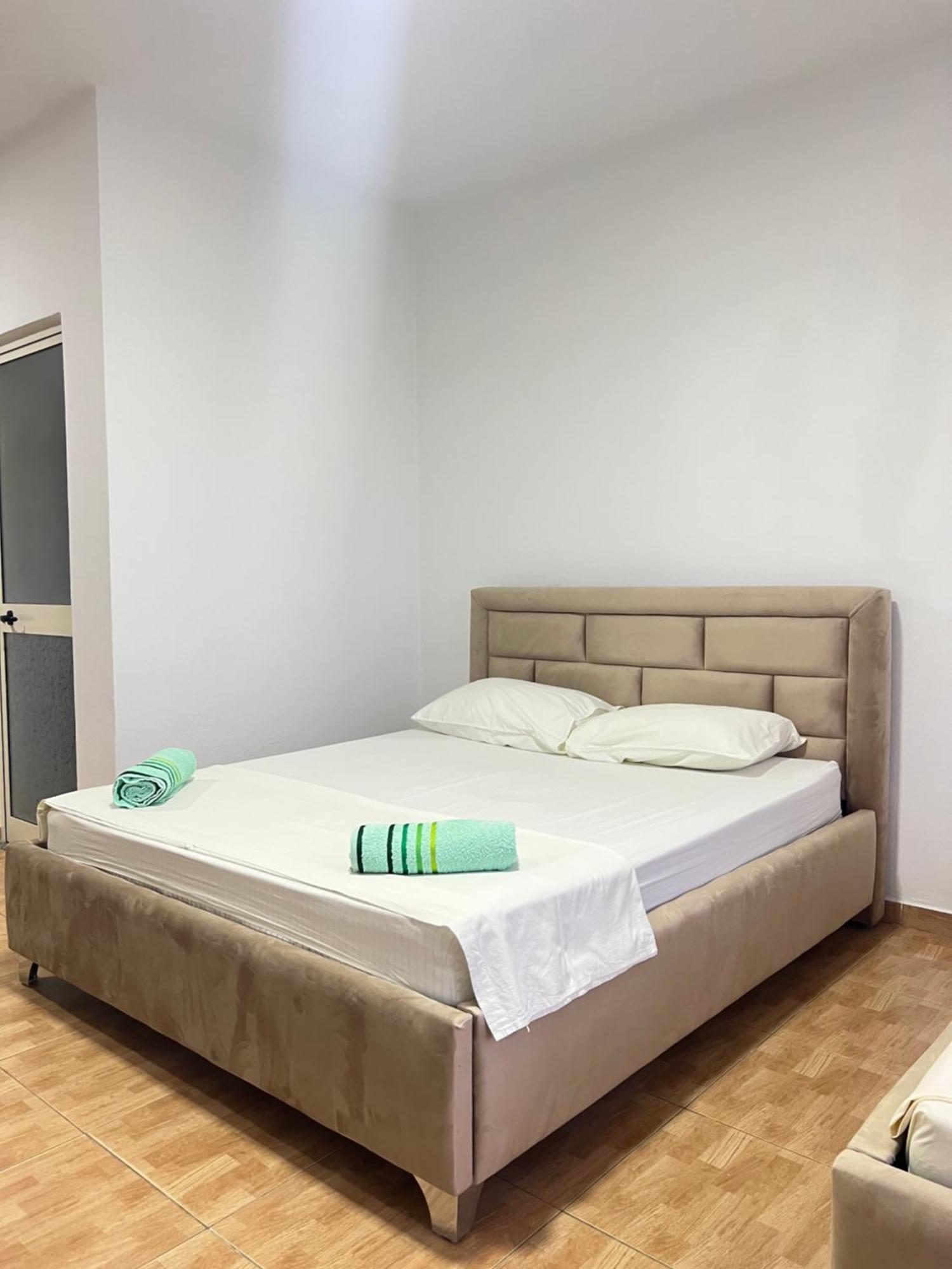 Guesthouse Cami ดูร์เรส ภายนอก รูปภาพ